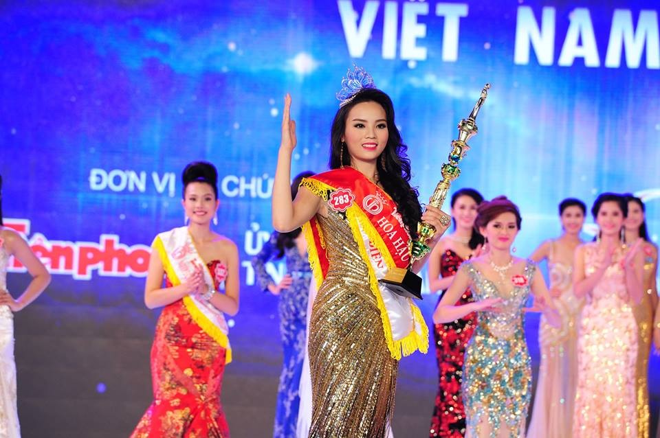 Sau đêm chung kết Hoa hậu Việt Nam 2014 diễn ra ở Vinpearl Phú Quốc (6/12), Nguyễn Cao Kỳ Duyên, người đẹp 18 tuổi, đến từ Nam Định chính thức giành vương miện cao quý nhất.